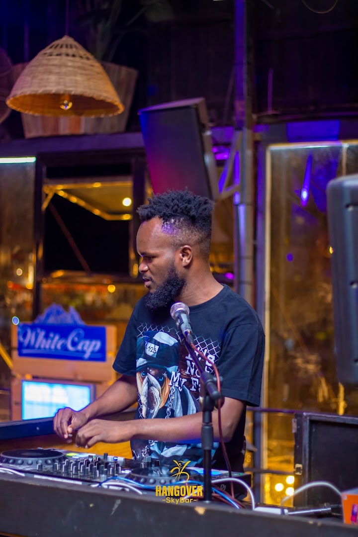 Hangover Skybar: venue atmosphere and DJ