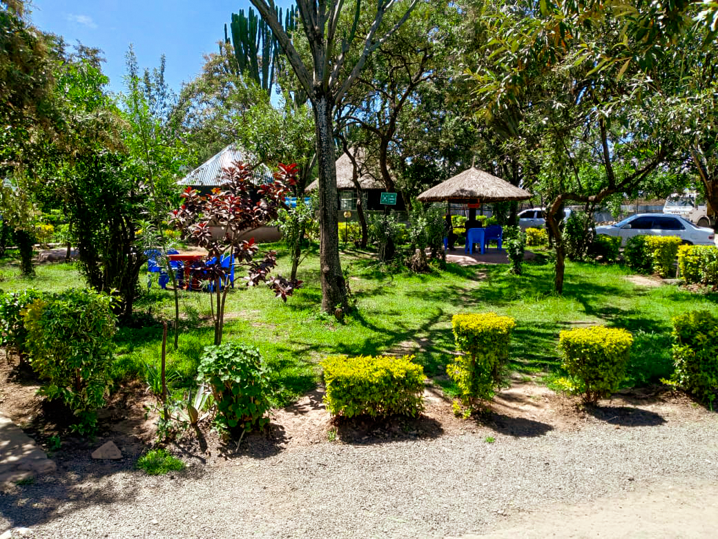 Namaiyana High Table Gardens: pleasant outdoor garden seating
