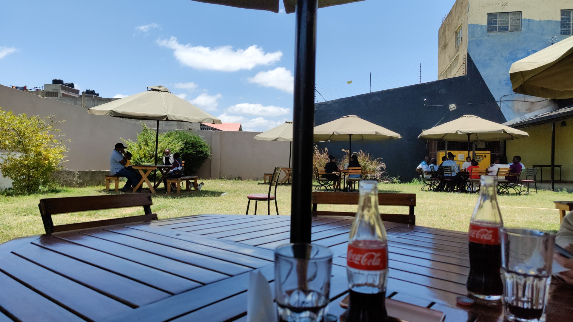 The Supreme Lounge: pleasant outdoor dining atmosphere