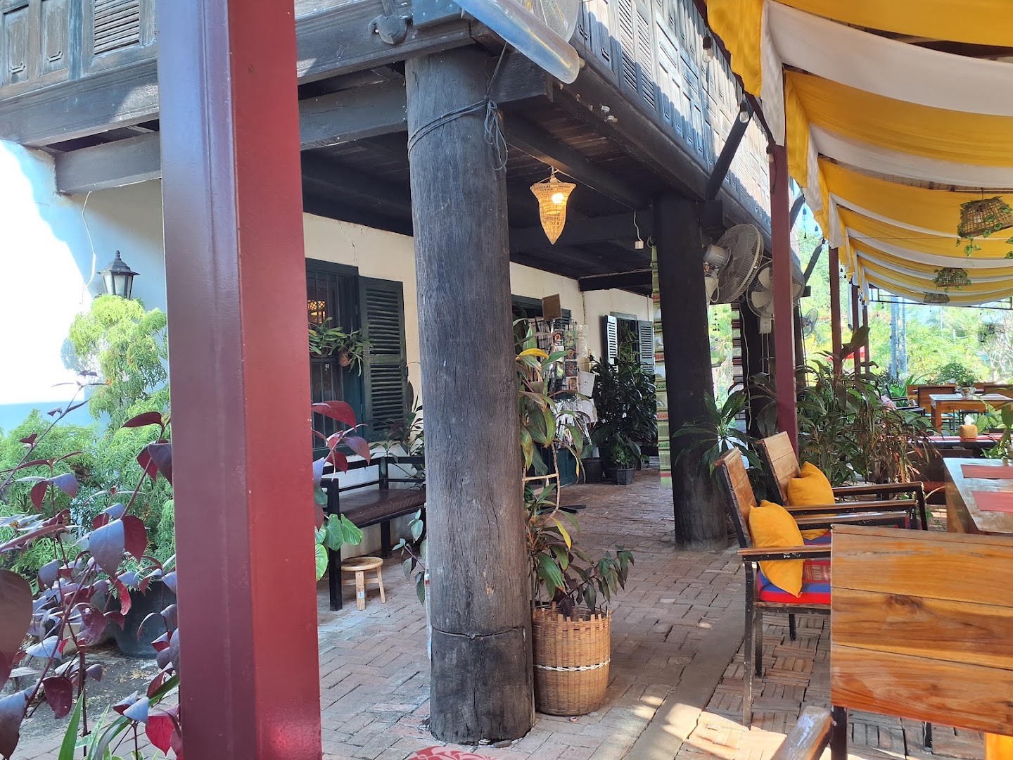 Boupha Garden Café: inviting and clear venue atmosphere