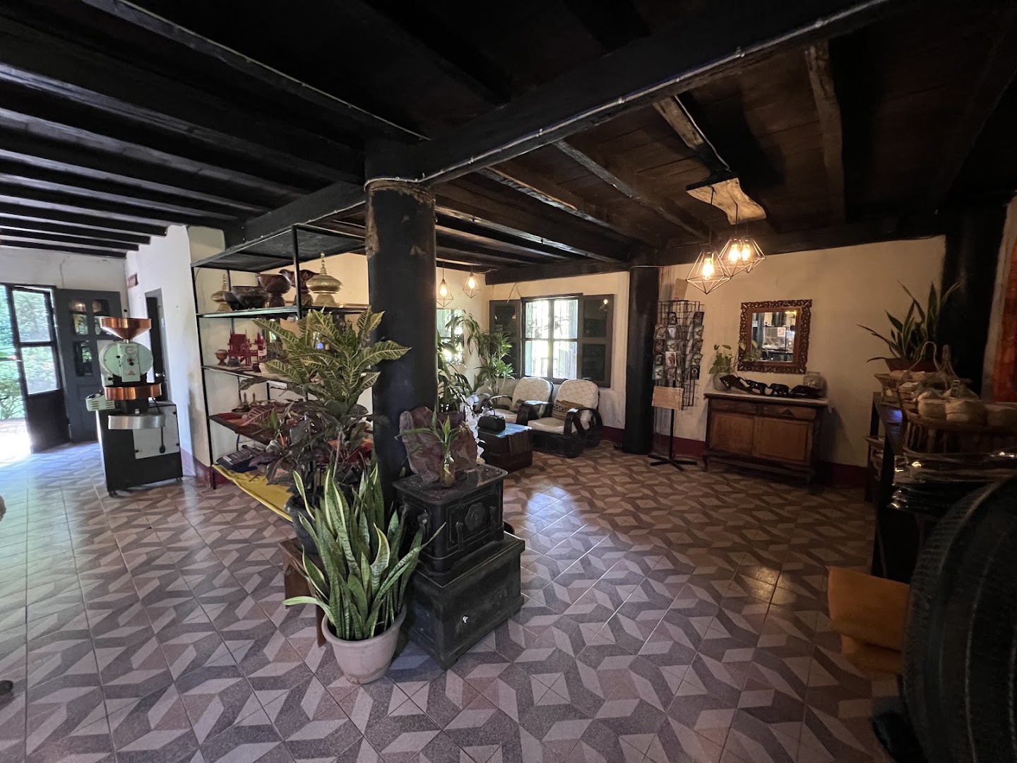 Boupha Garden Café: clear photo of venue interior