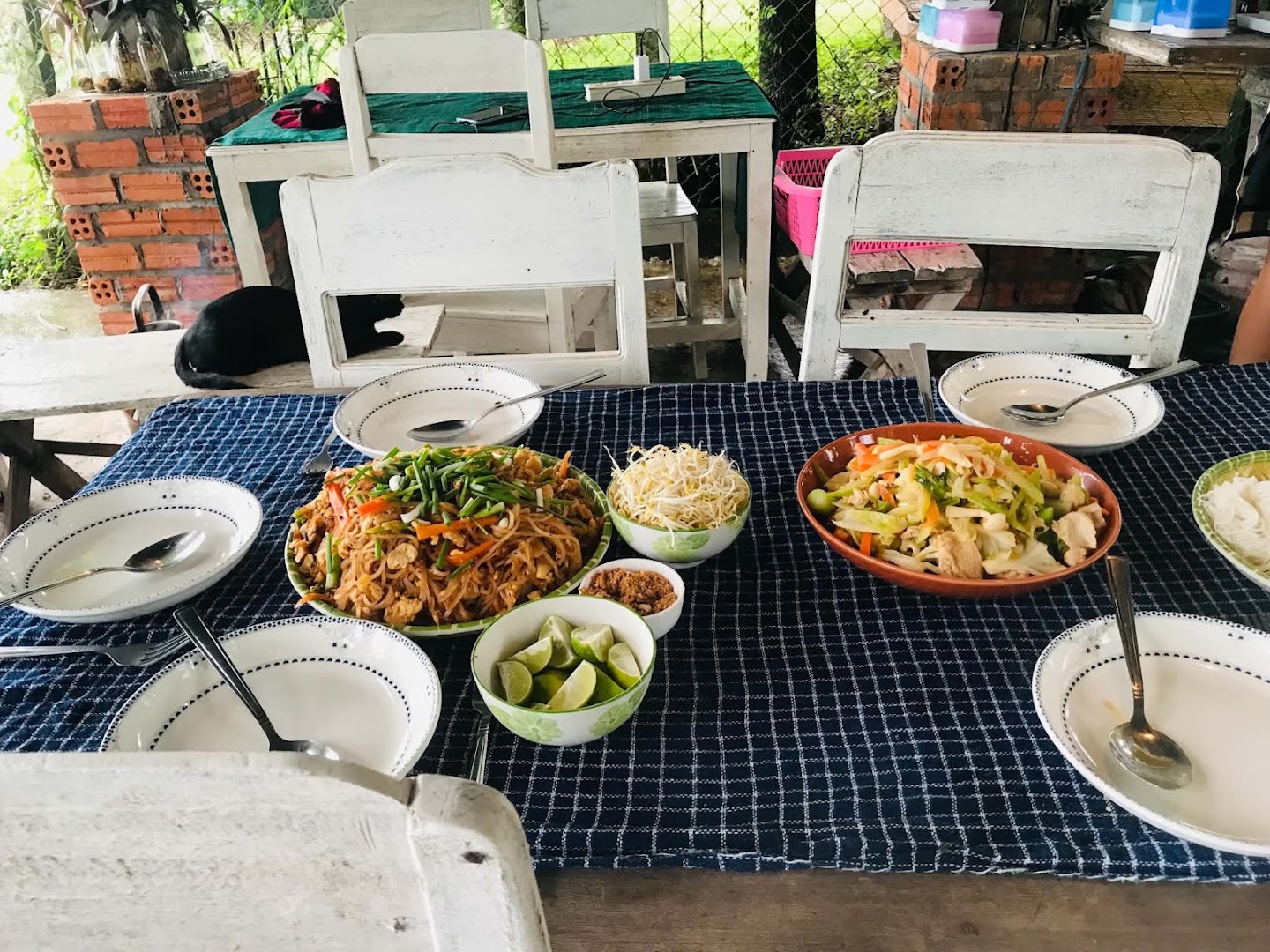 Homemade Riverside Restaurant: appetizing food and clear setting