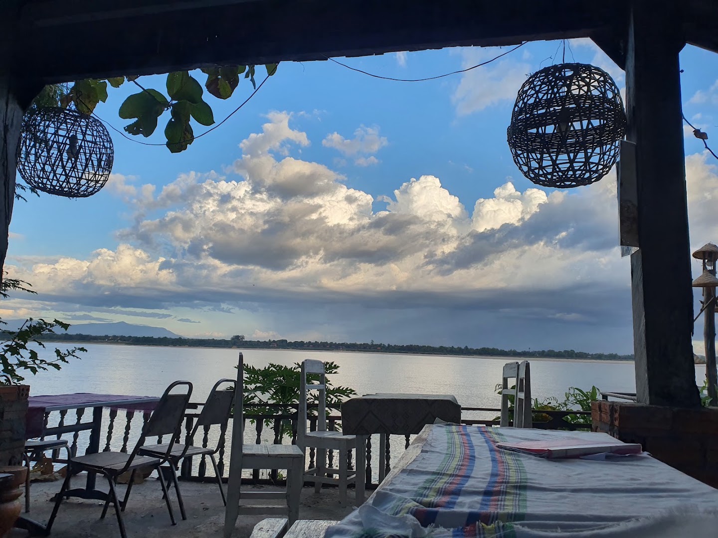 Homemade Riverside Restaurant: beautiful riverside dining atmosphere