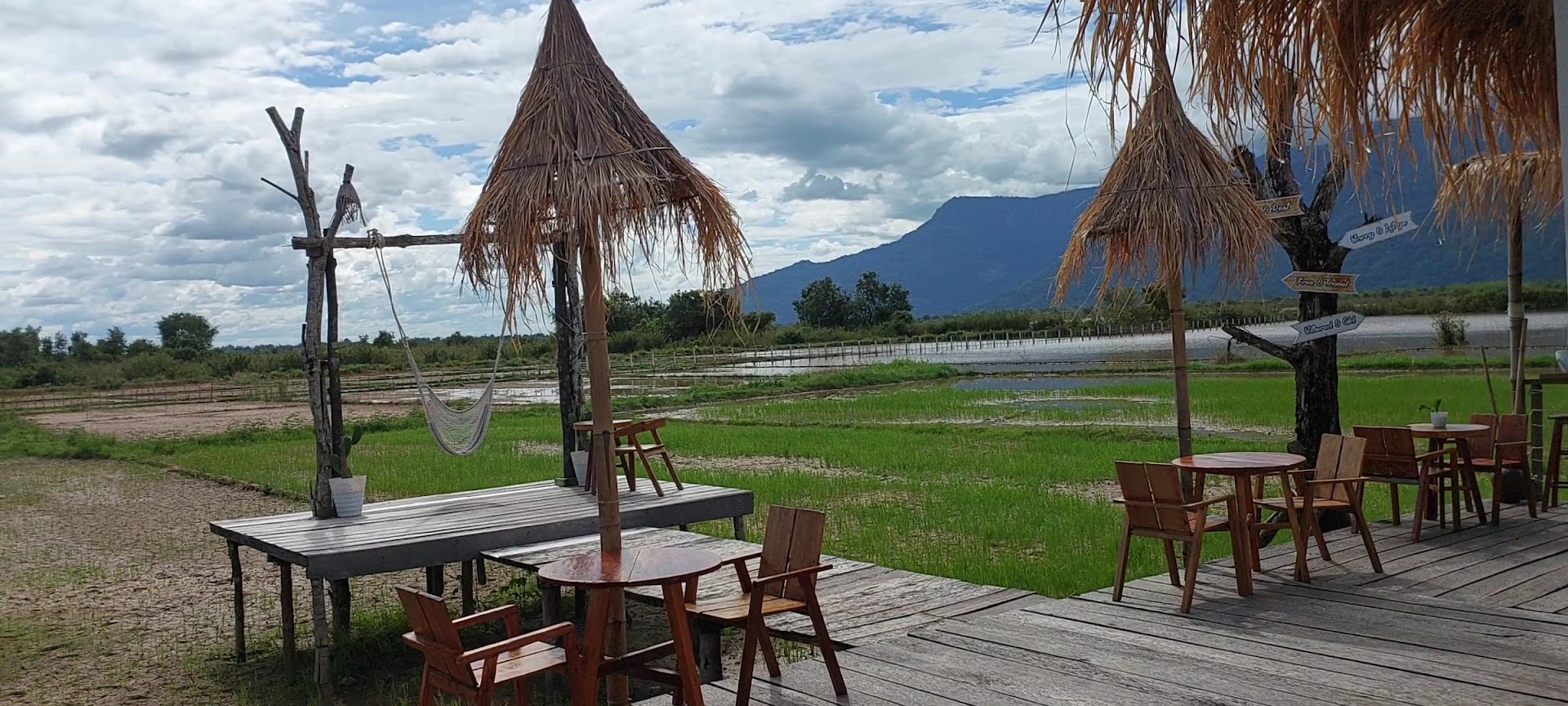 Thongna Sky Café: attractive outdoor seating and view
