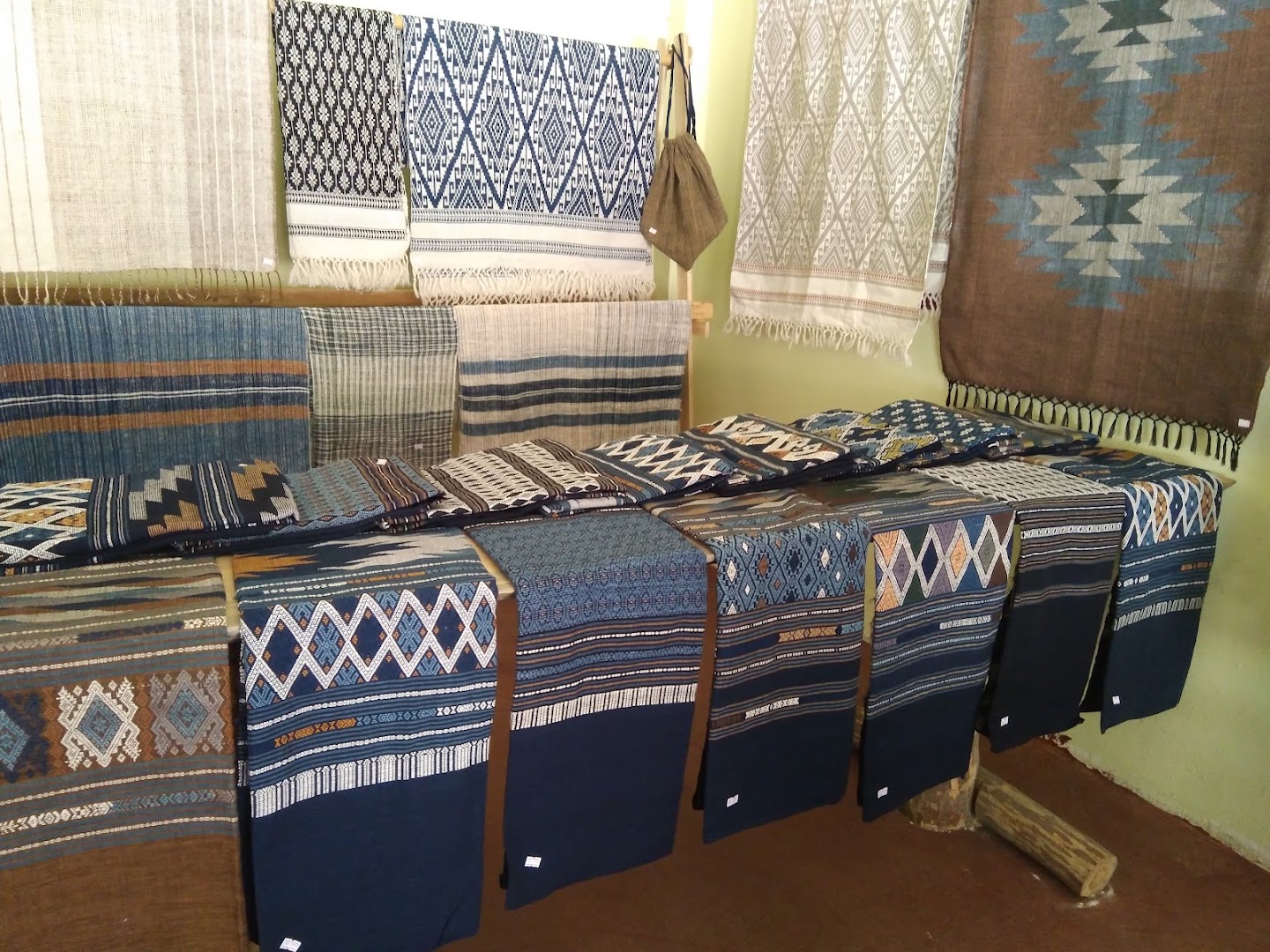 Ban Lue Cotton Handmade Souvenir: clear display of shop products