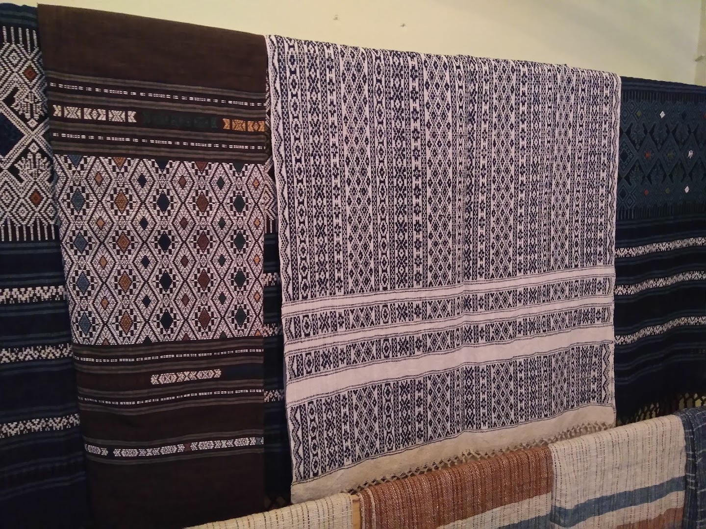 Ban Lue Cotton Handmade Souvenir: clear display of shop products