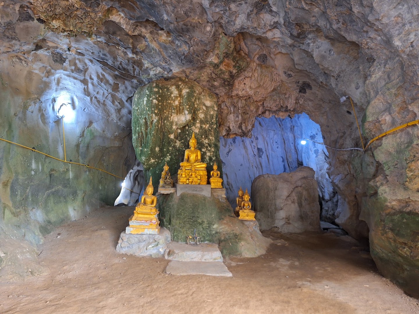 Ban Pha Toke Community Museum and Caves: clear view of cave exhibition