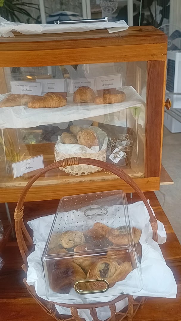 100% Arabica Bakery: appetizing display of fresh pastries