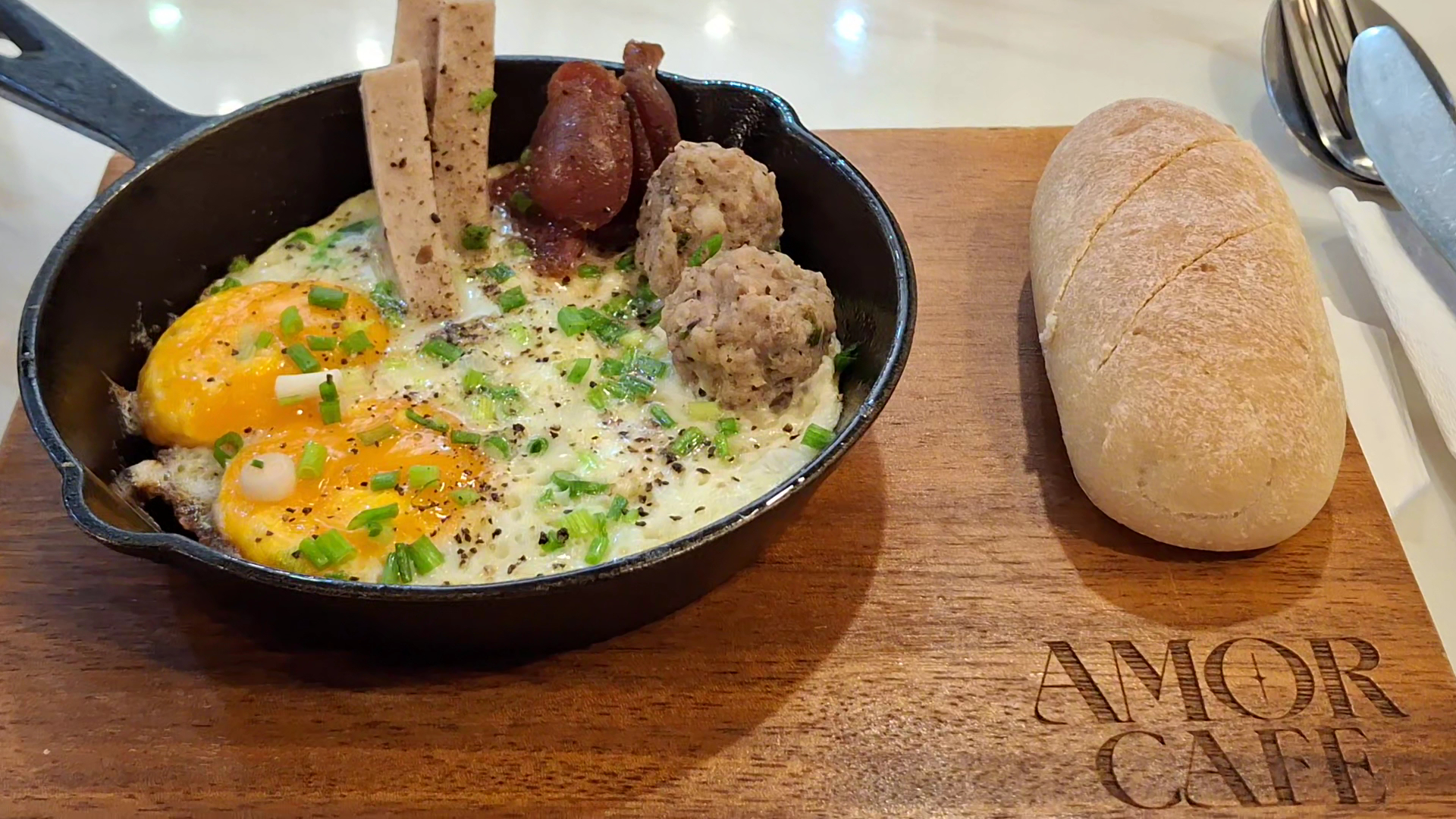 Amor Cafe: appetizing food photo with branding