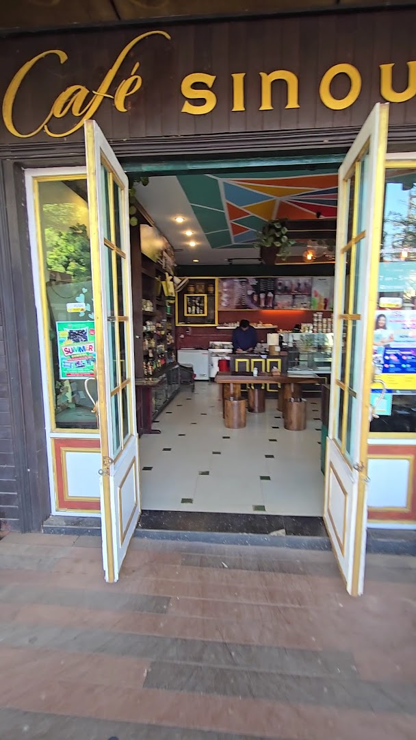 Cafe Sinouk Pakse: clear view of cafe entrance