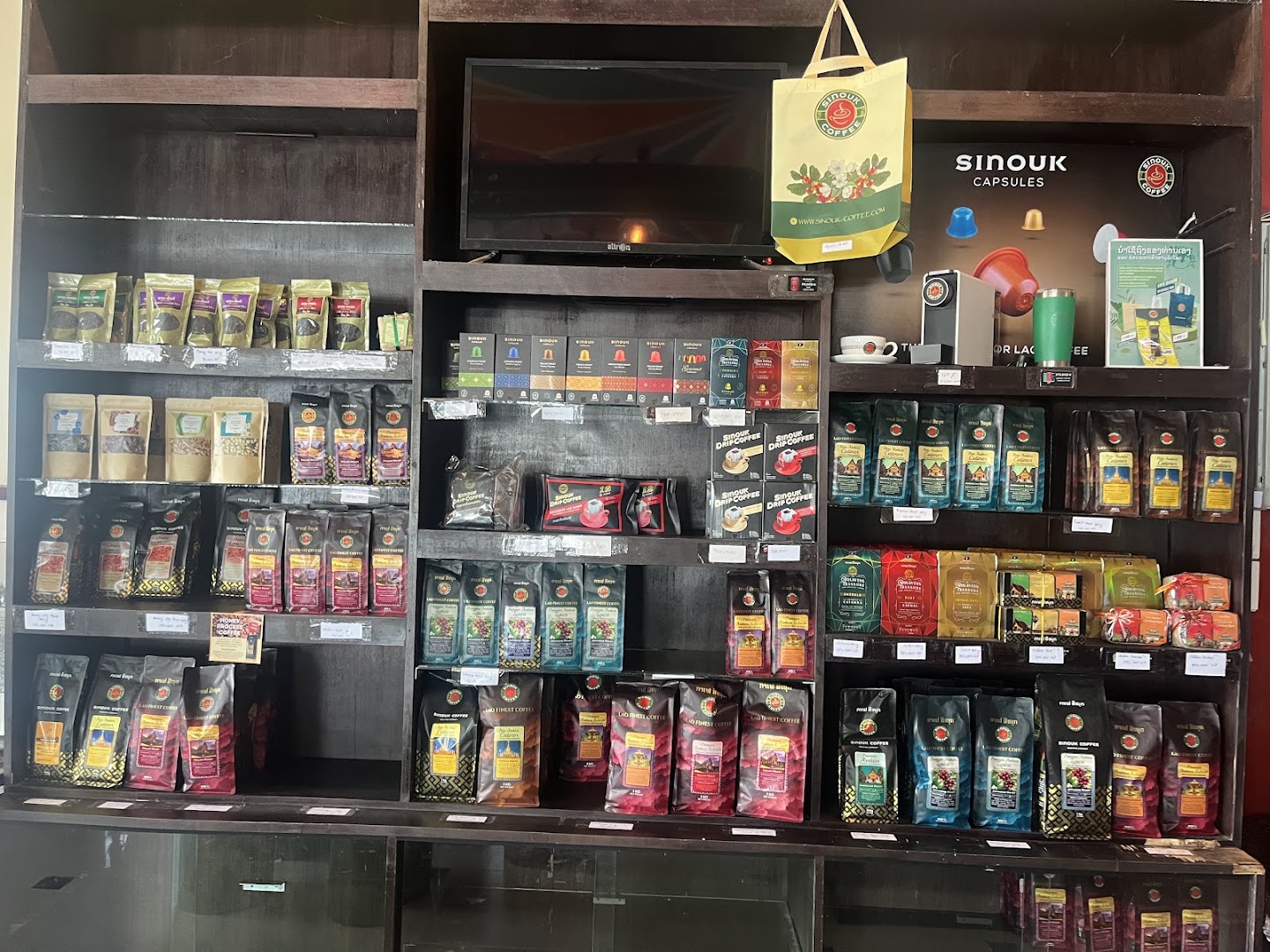 Cafe Sinouk Pakse: clear display of coffee products
