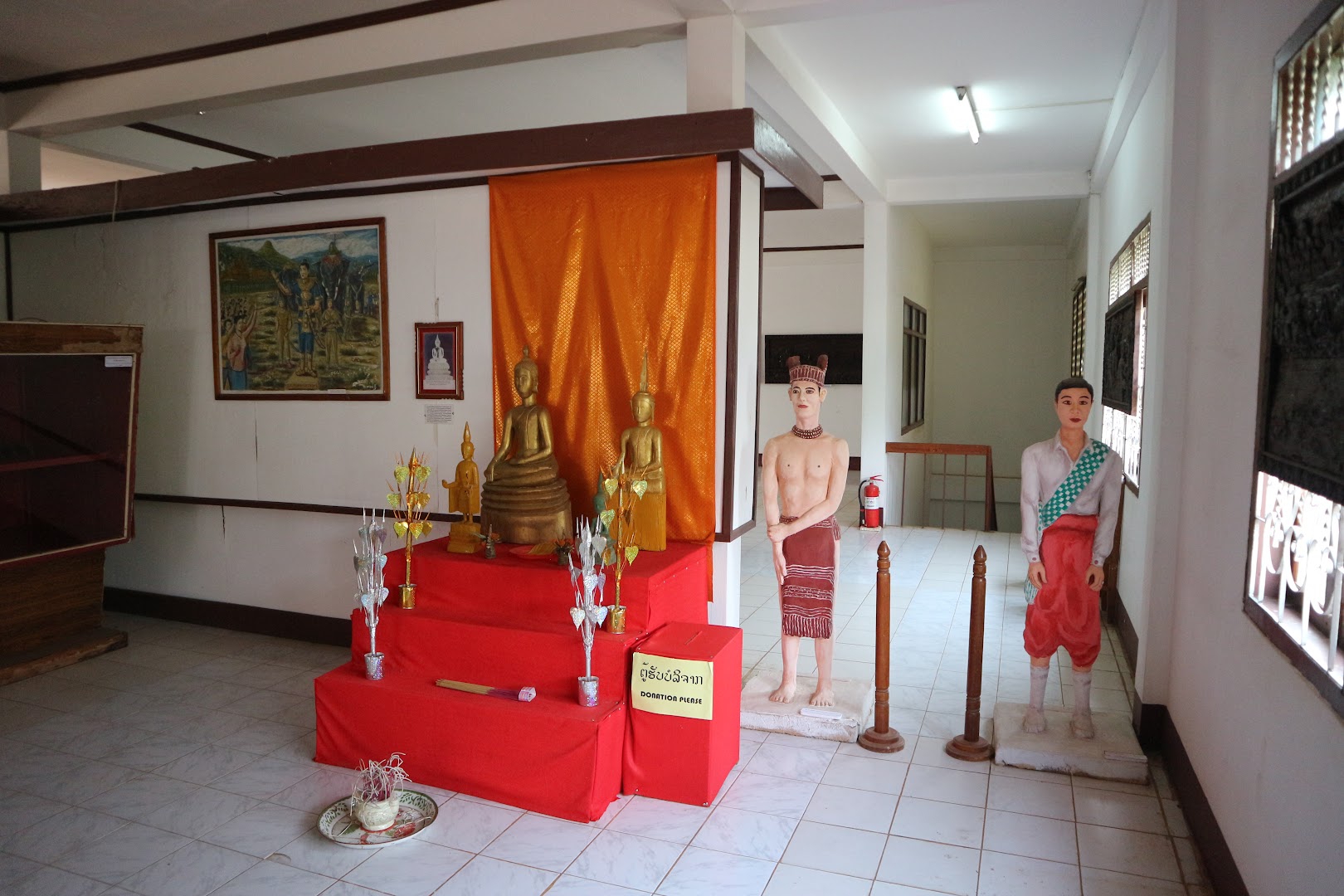 Champasak Historical Heritage Museum: clear view of museum exhibits