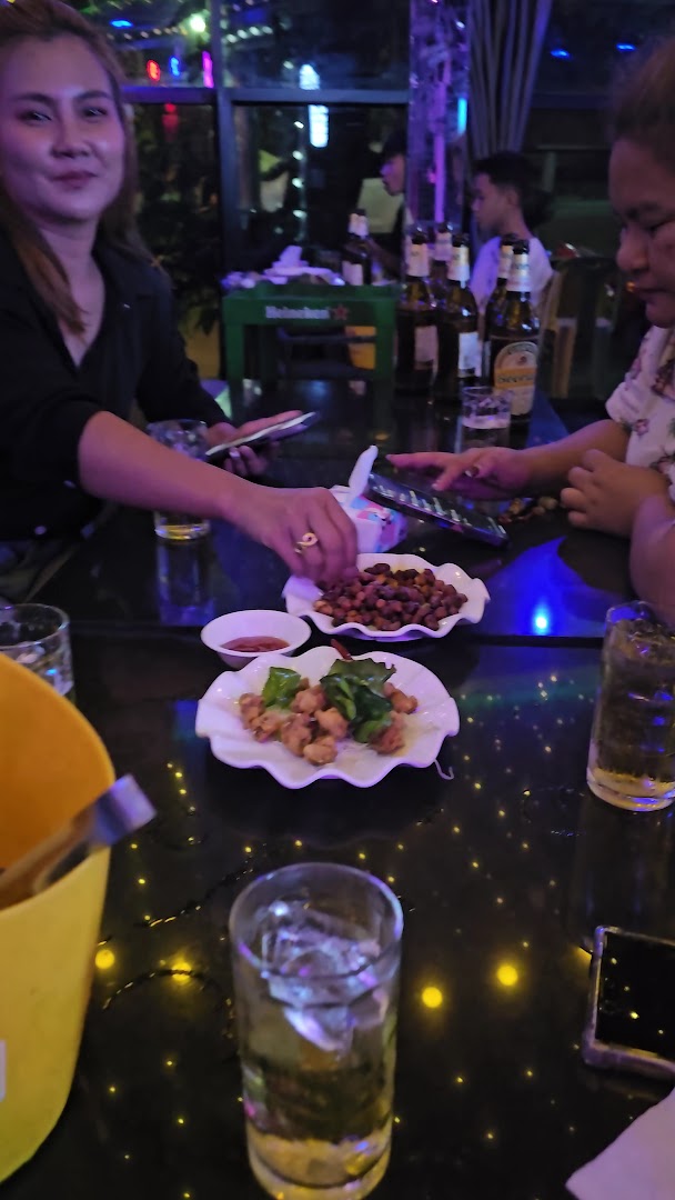 Corebeer Pakse: patrons enjoying the venue