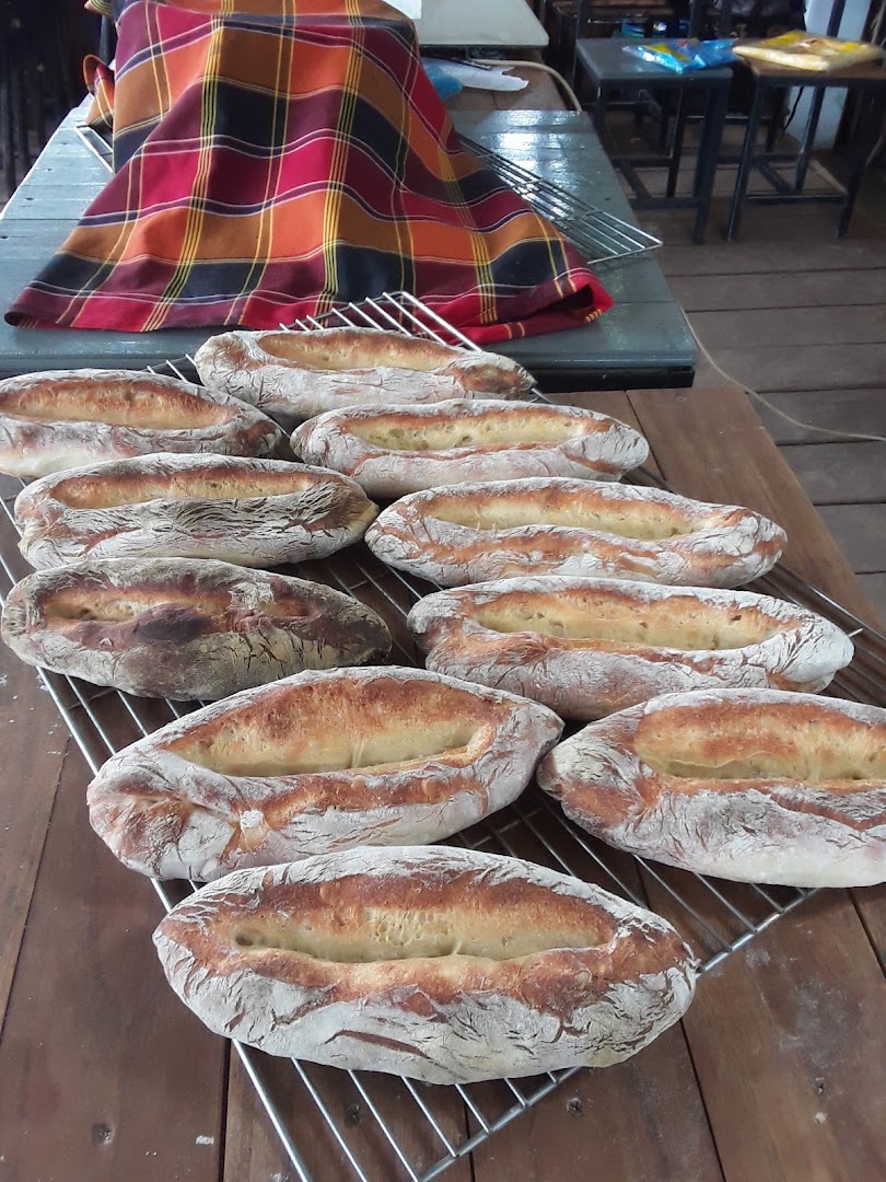 La Boulange: appetizing display of fresh bread