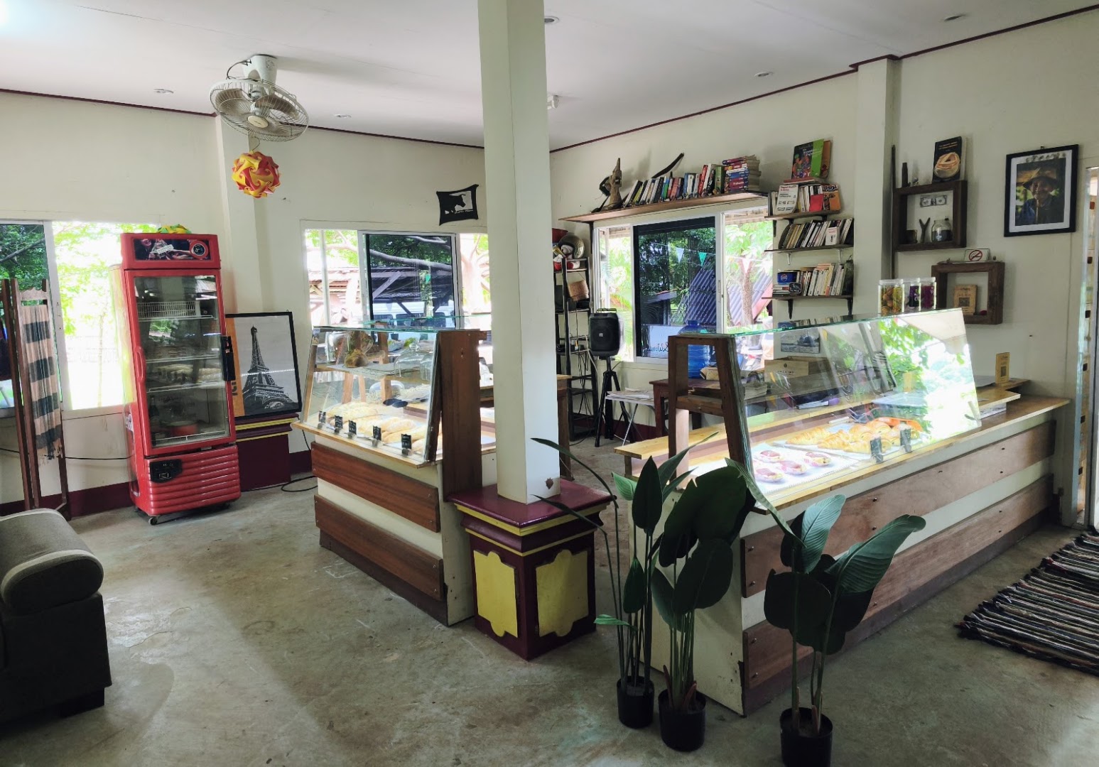 La Boulange: clear interior shot of venue