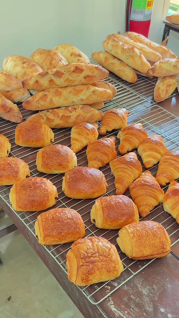 La Boulange: appetizing display of fresh pastries