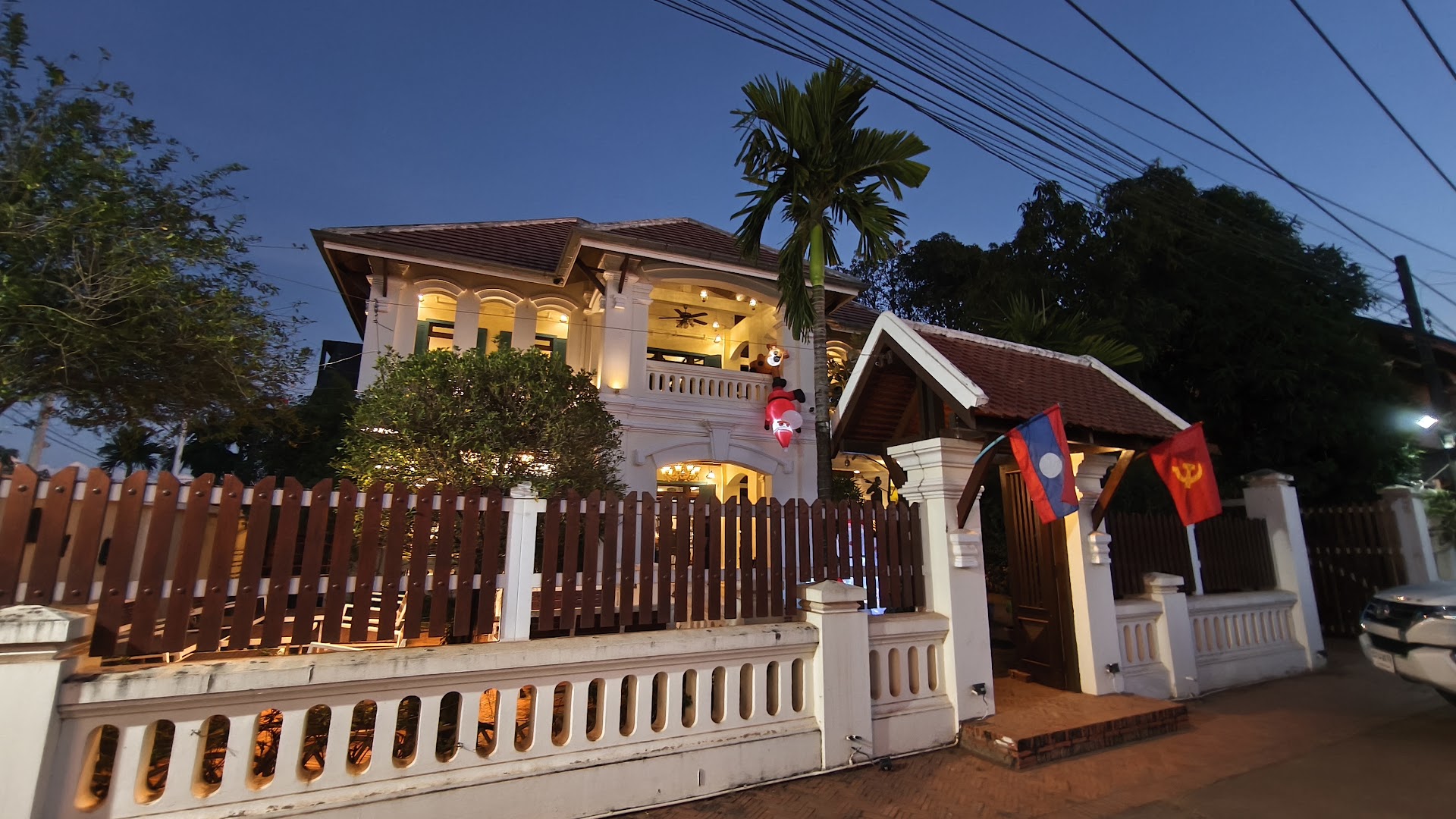 La Mémoire Café & Restaurant: attractive exterior shot at dusk