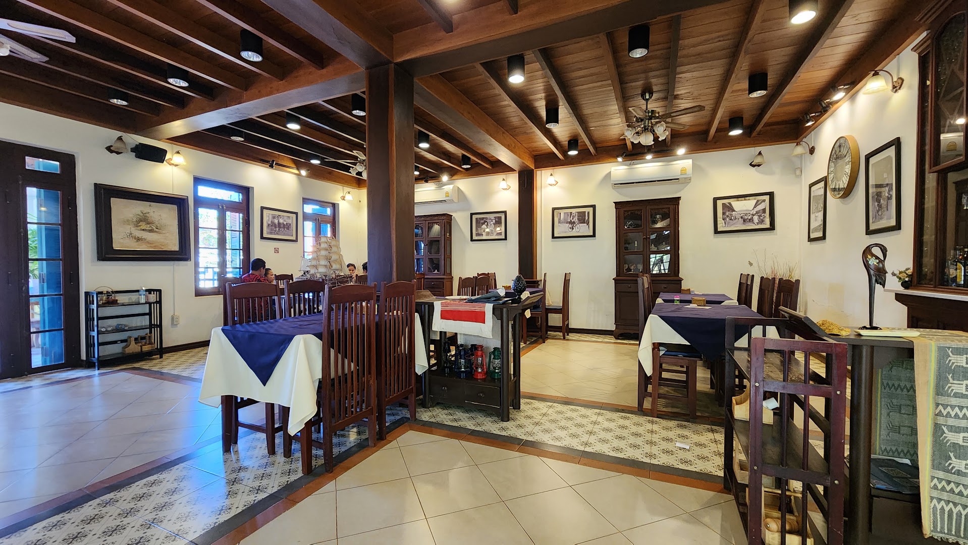 La Mémoire Café & Restaurant: clear, inviting restaurant interior shot