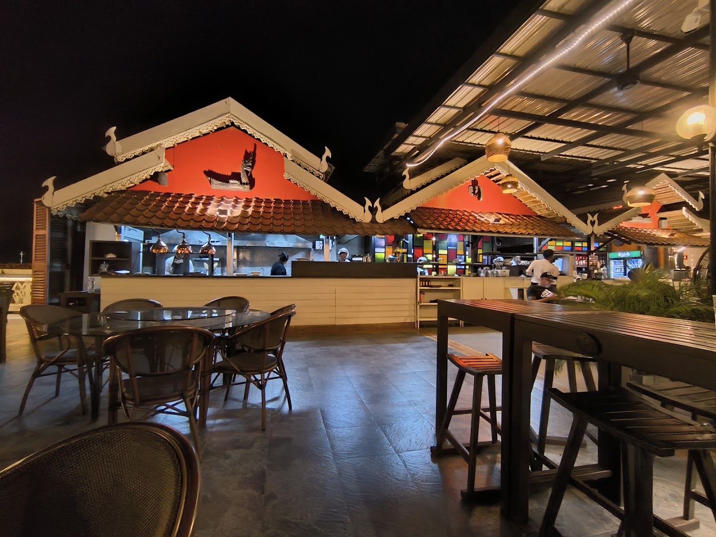 Le Panorama Rooftop Restaurant: clear view of restaurant atmosphere