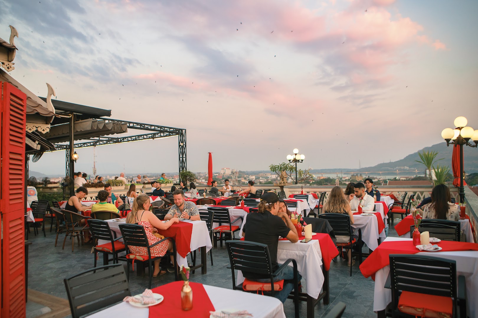 Le Panorama Rooftop Restaurant: inviting atmosphere and beautiful view