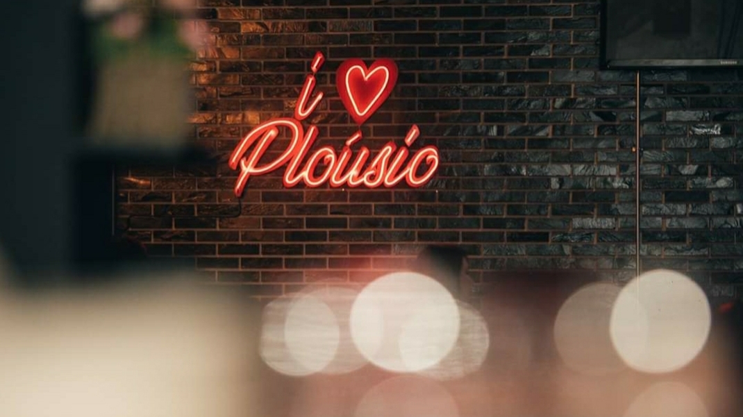 Plousio: attractive neon signage interior shot