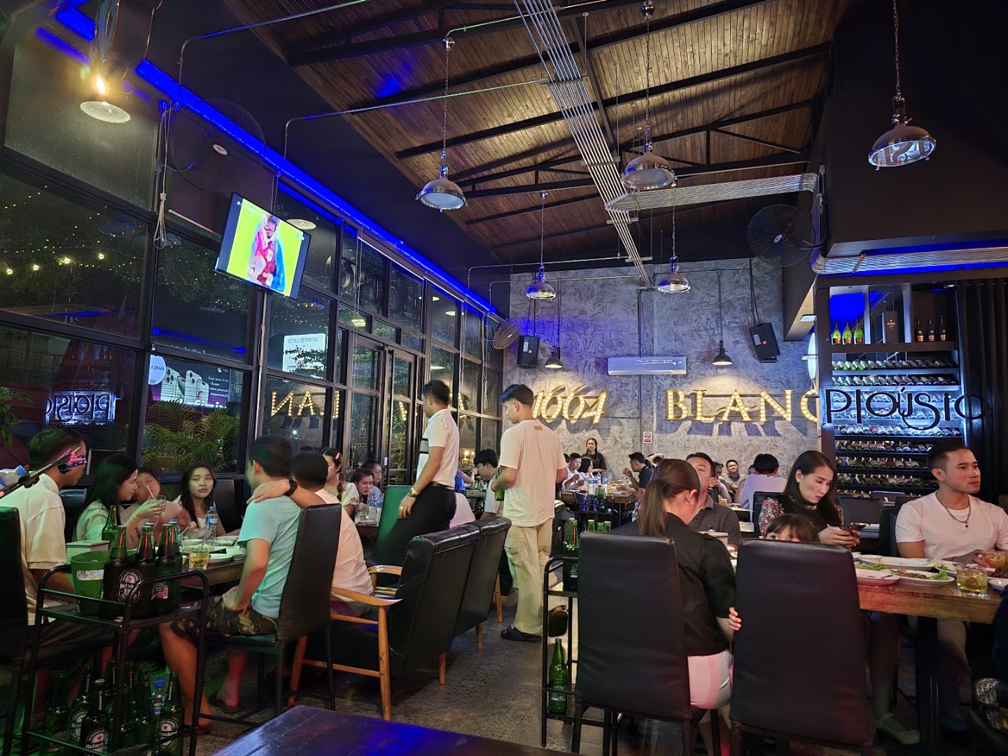 Plousio: lively bar atmosphere clearly