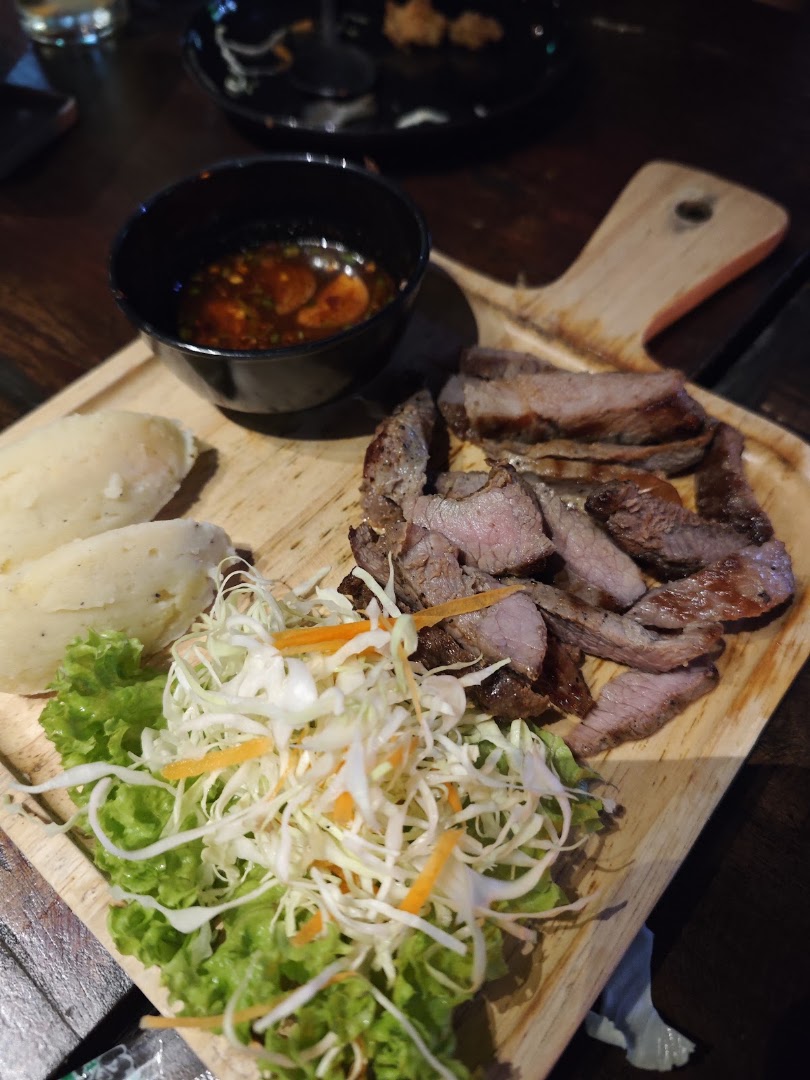 Plousio: appetizing photo of served food