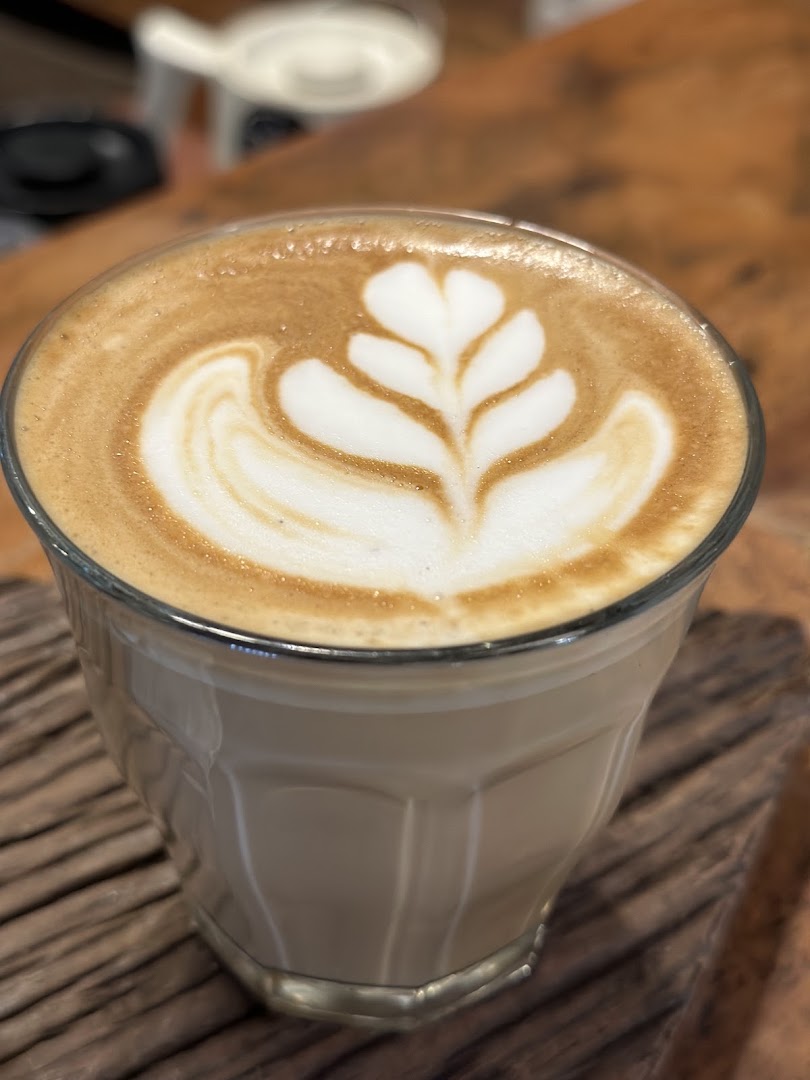 RiN Coffee Pakse: high quality latte art photo