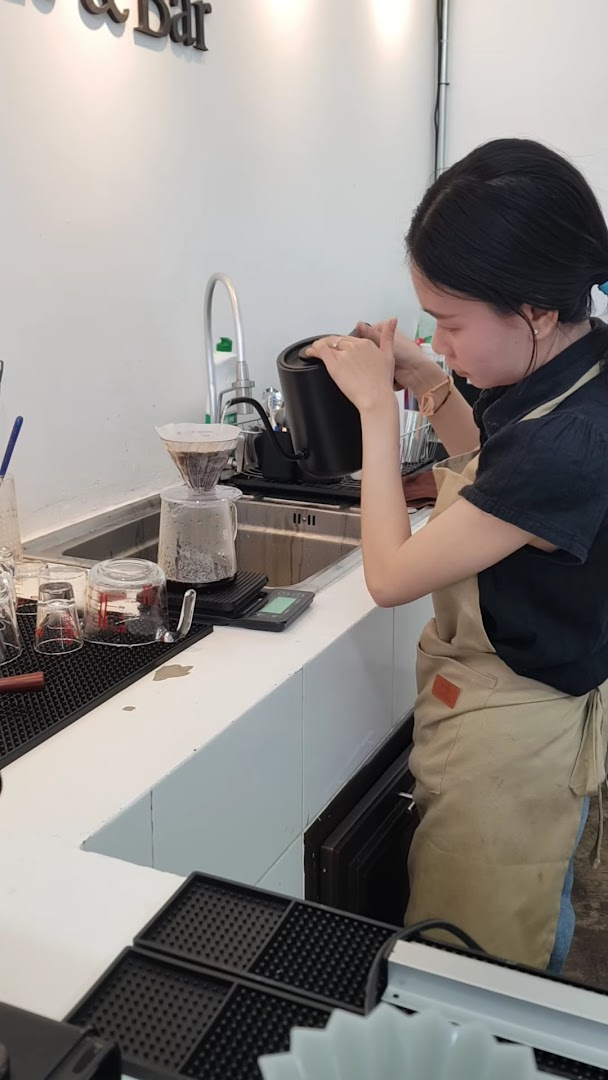 Rose Cafe and Bar: professional staff preparing coffee