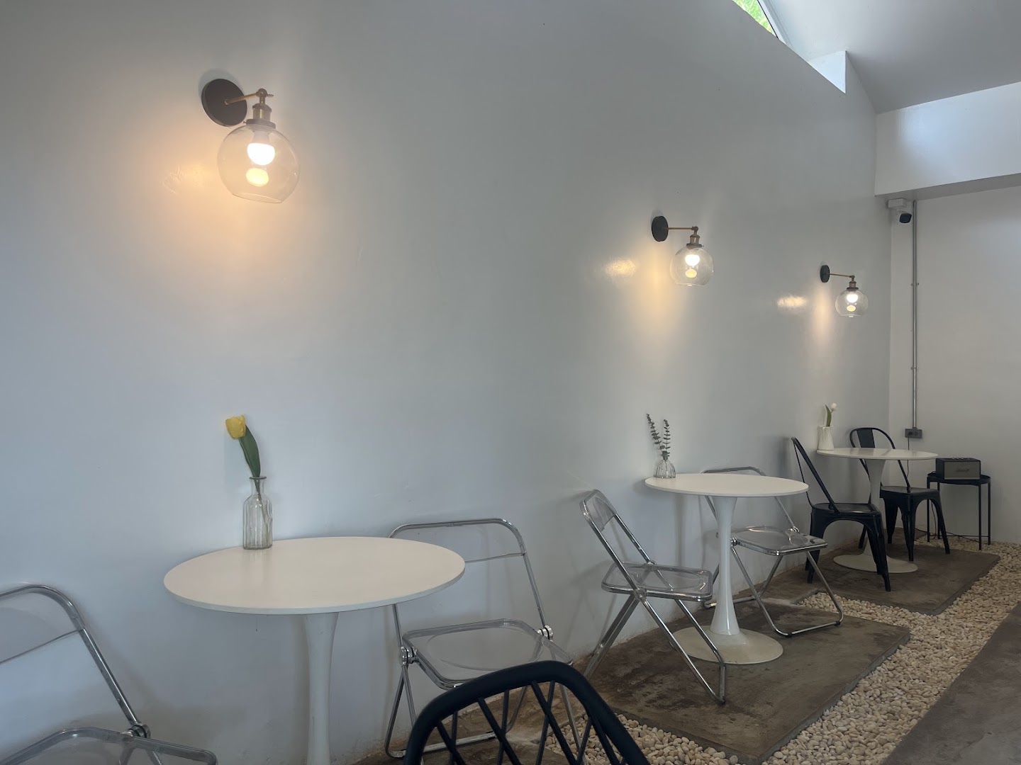 Rose Cafe and Bar: clear, inviting interior atmosphere