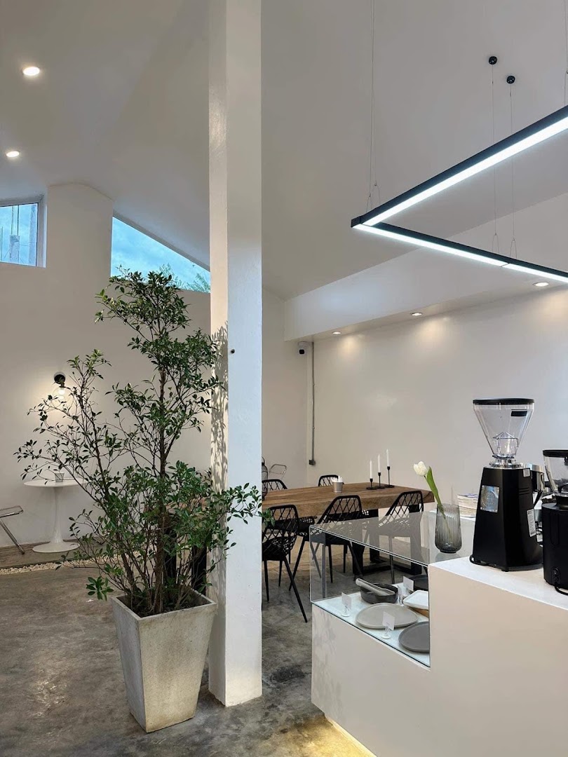 Rose Cafe and Bar: clean, professional interior shot