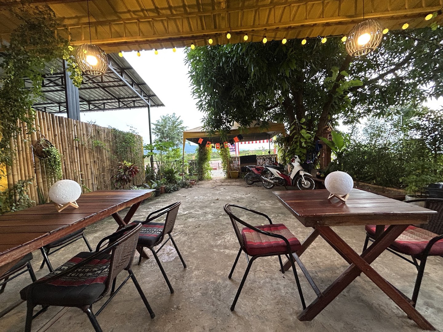 Samlee's Garden: inviting outdoor restaurant seating area