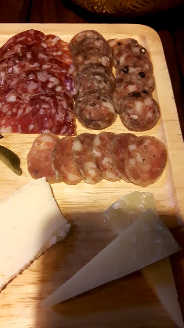 SeSe Wine and Beer: appetizing food presentation
