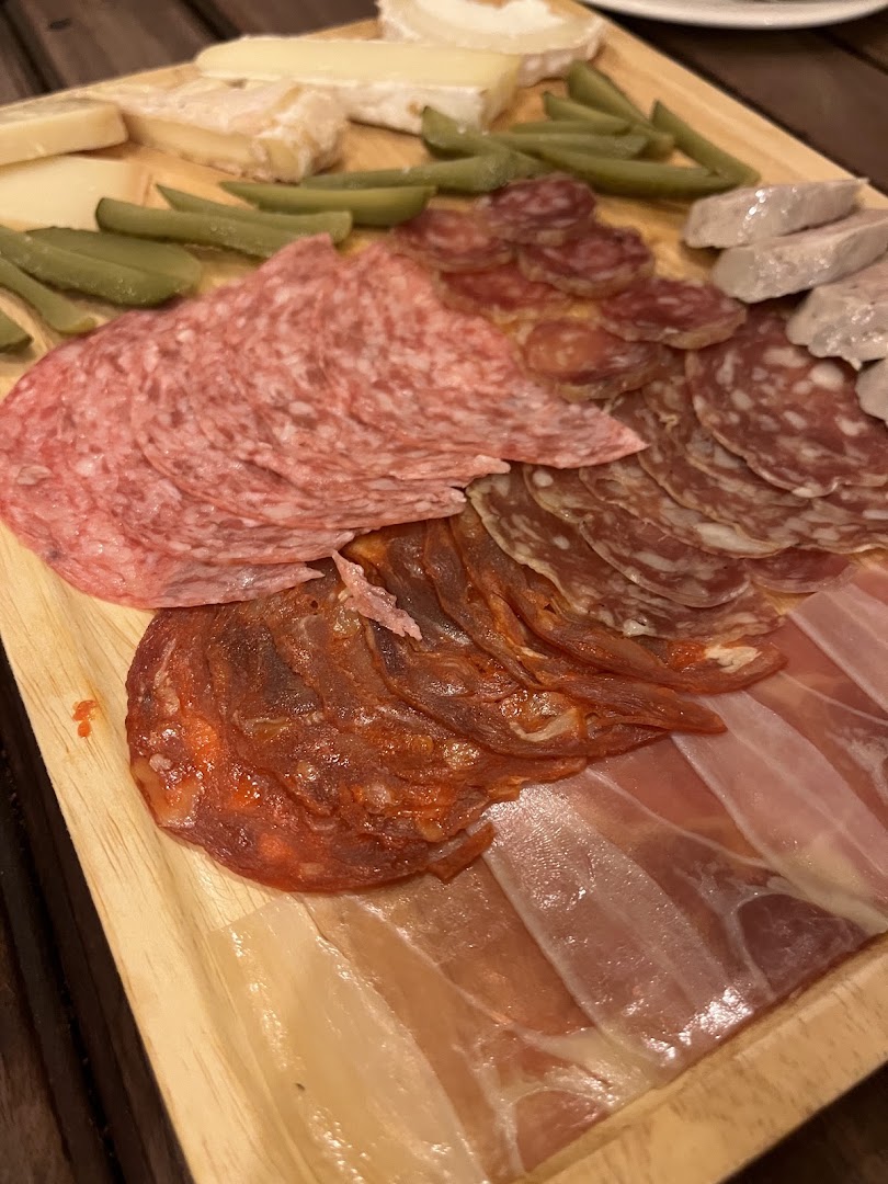 SeSe Wine and Beer: appetizing photo of charcuterie board
