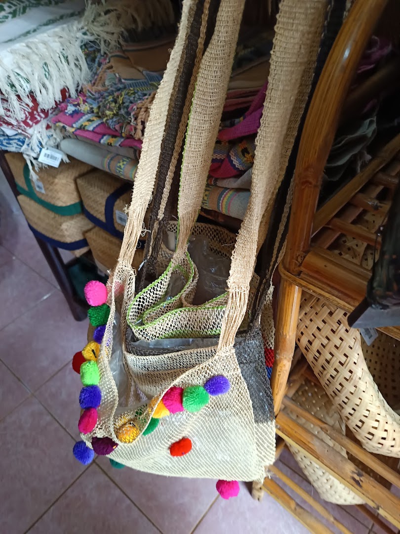 Tam Jai Lao Souvenir: clear display of shop products