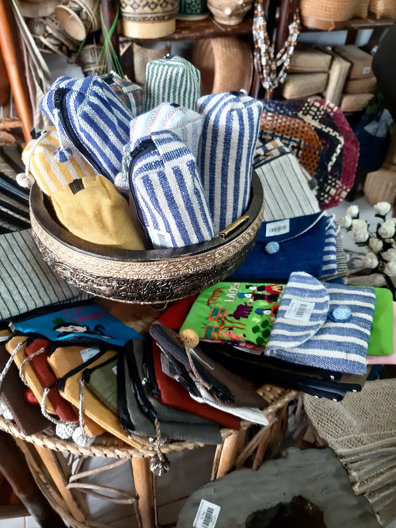 Tam Jai Lao Souvenir: clear display of shop products