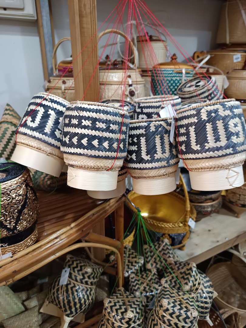 Tam Jai Lao Souvenir: clear photo of shop products
