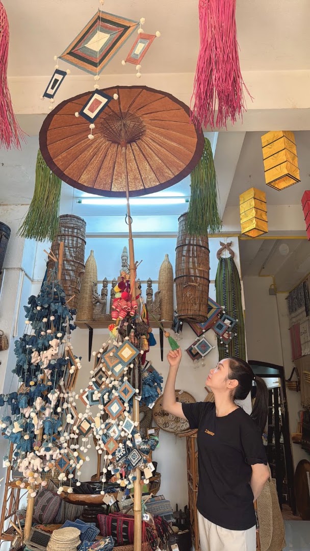 Tam Jai Lao Souvenir: shop products and atmosphere