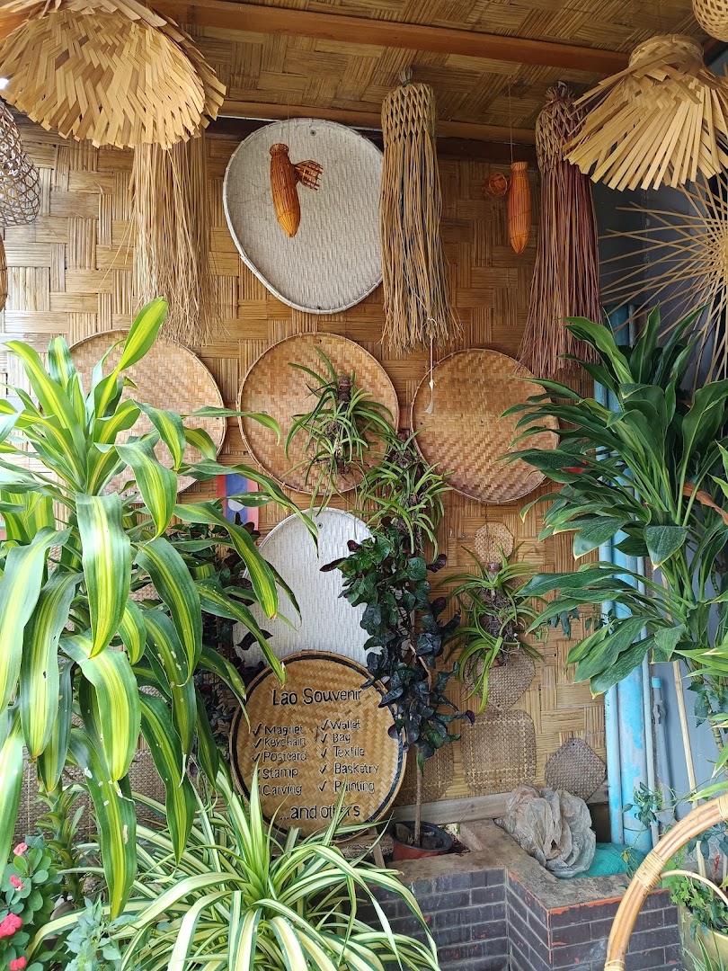 Tam Jai Lao Souvenir: attractive shop display and decor