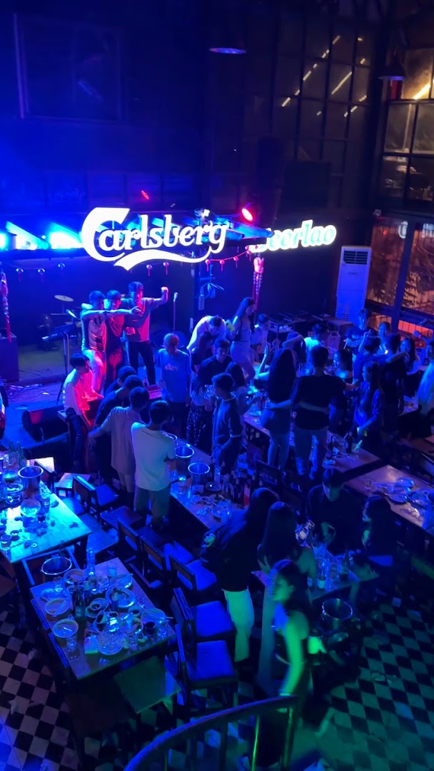 View Bar: lively bar atmosphere