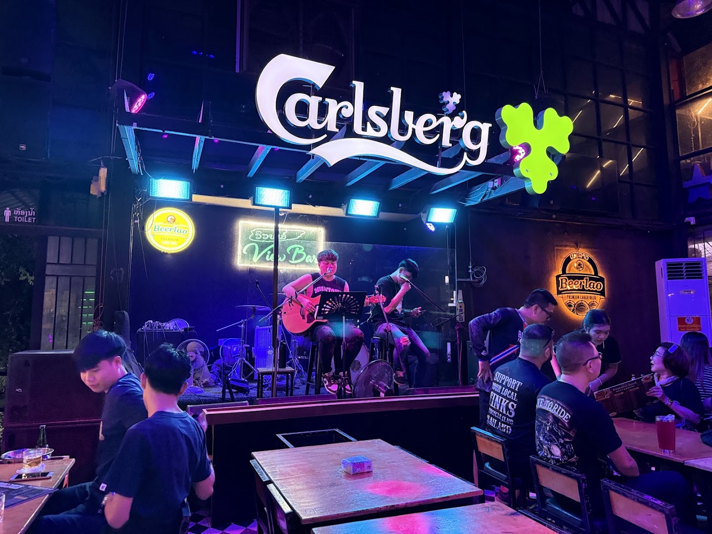 View Bar: lively bar atmosphere