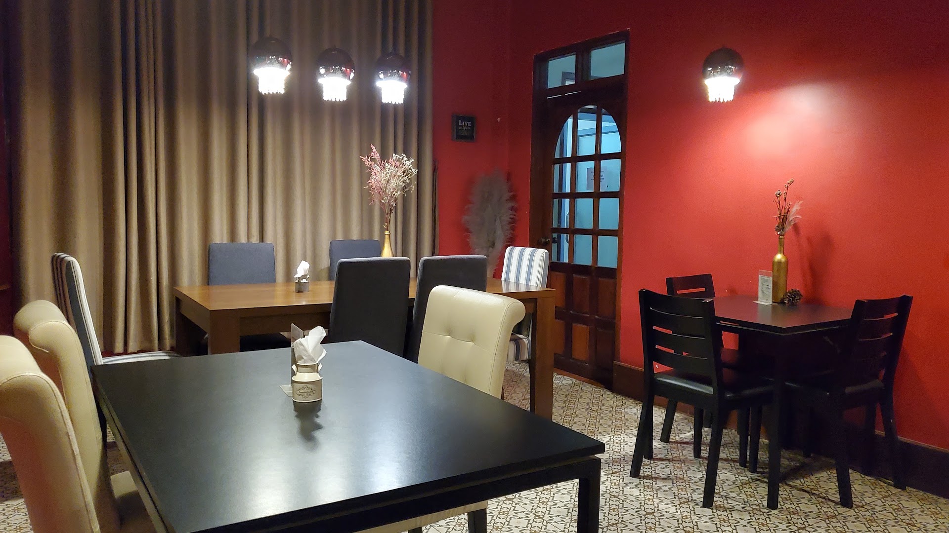 Cranky-T Café and Bar: clear photo of venue interior