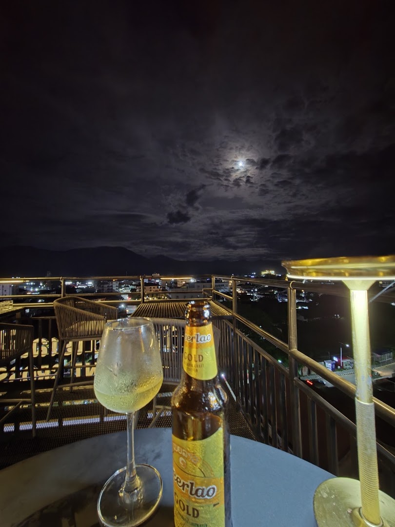 ELEVATE9 Restaurant & Rooftop Bar: atmospheric rooftop bar view