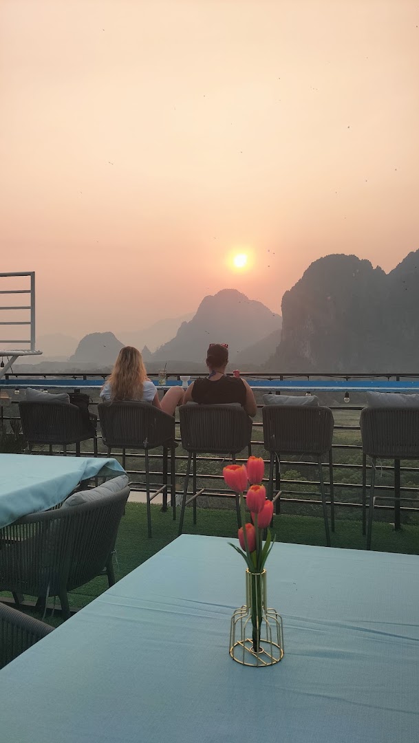 ELEVATE9 Restaurant & Rooftop Bar: beautiful rooftop sunset atmosphere