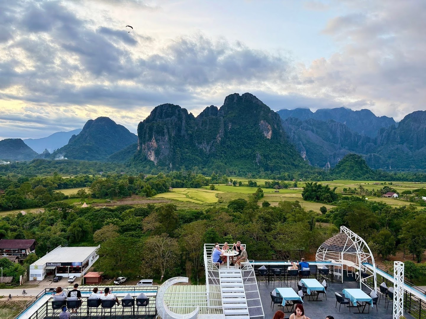 ELEVATE9 Restaurant & Rooftop Bar: beautiful rooftop view and atmosphere