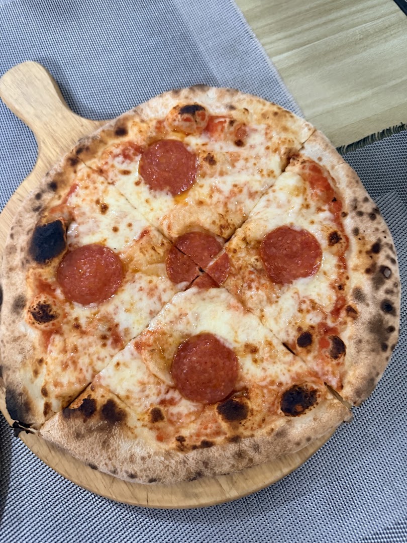 Neapolitan Pizza: appetizing photo of restaurant food