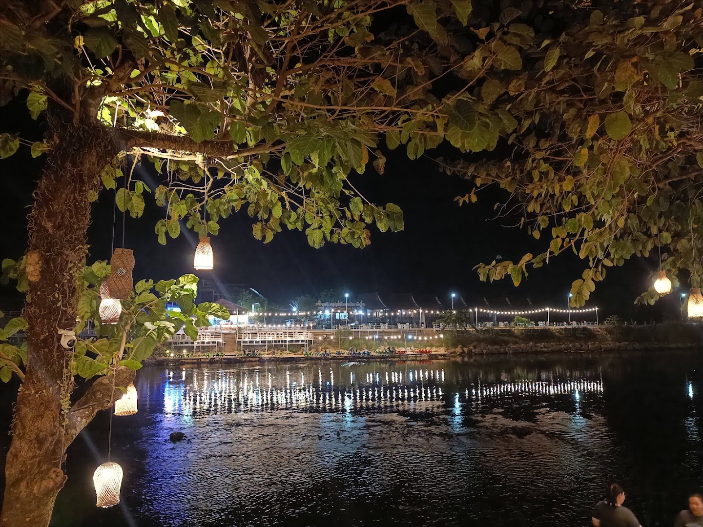 Phubarn Terrace Cafe: beautiful night view of venue