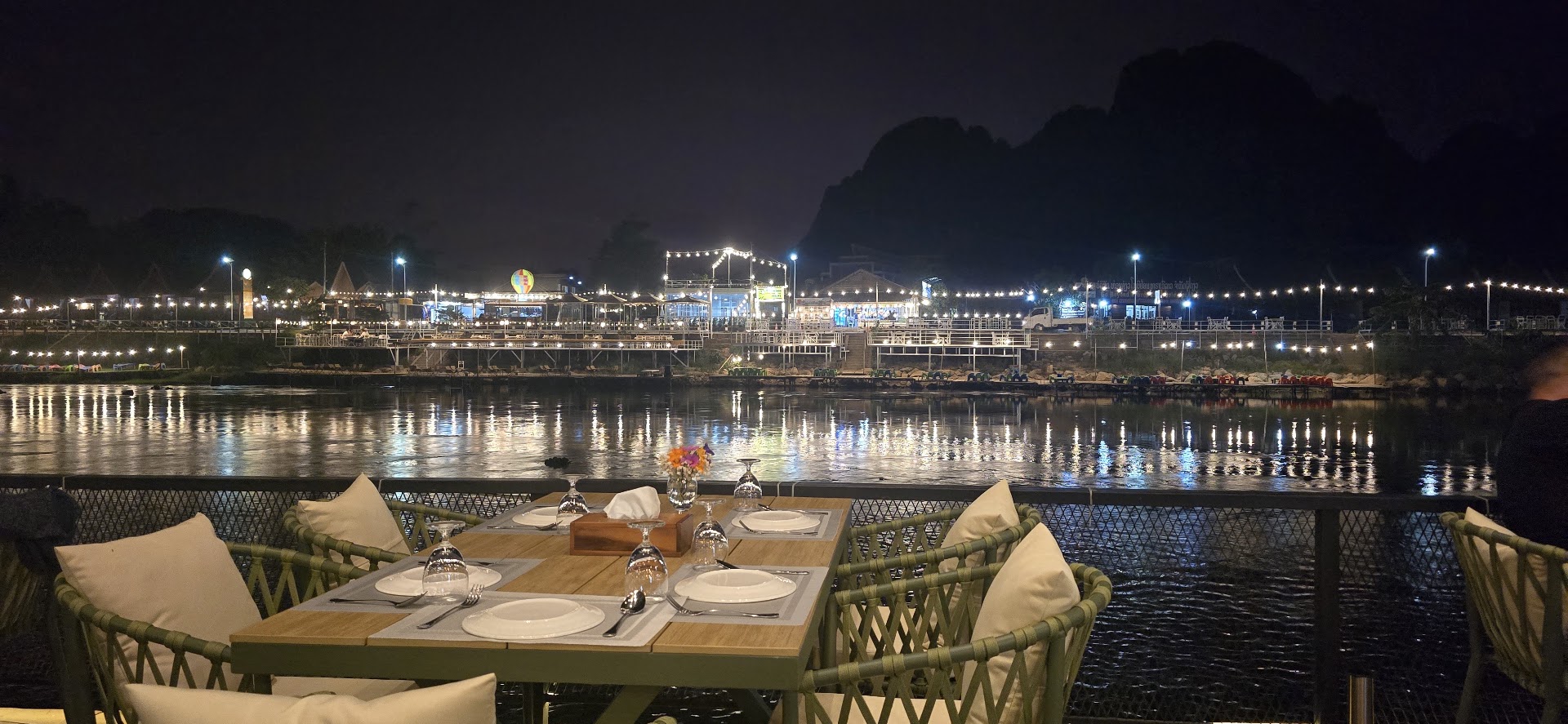 Phubarn Terrace Cafe: beautiful atmospheric evening terrace view