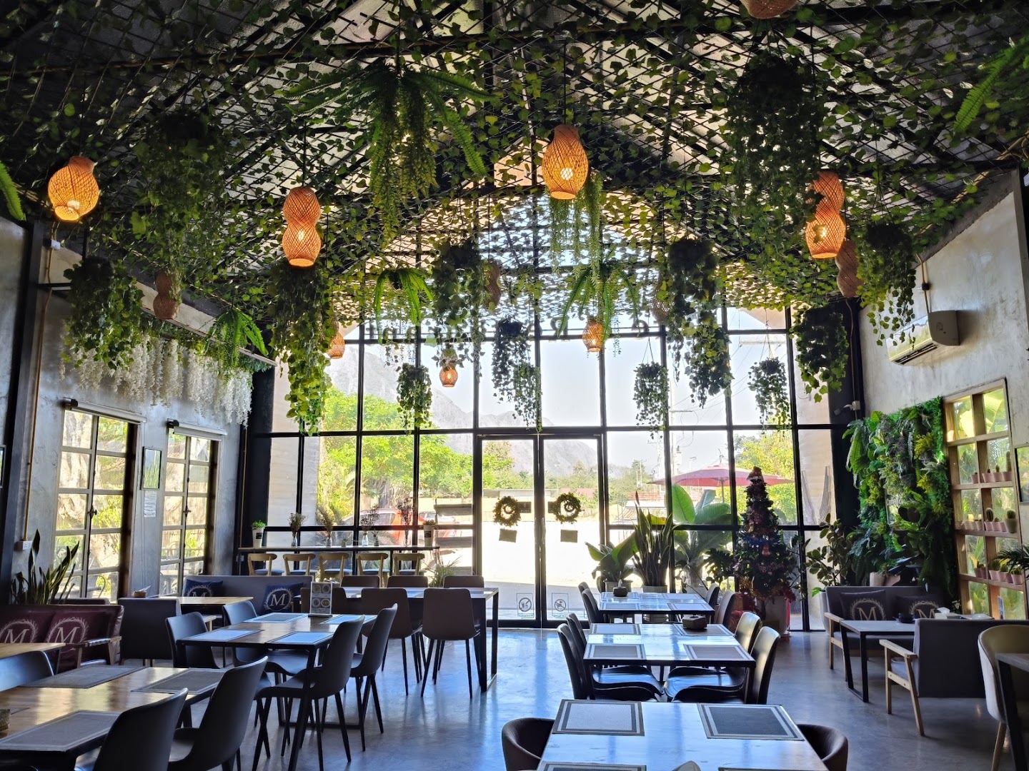 The Mini Cafe & Restaurant: beautiful, professional interior atmosphere shot