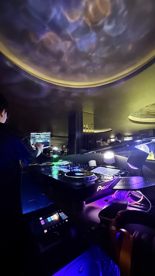 Baron Vientiane: bar atmosphere and DJ